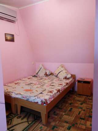Гостиница Guest house Celica Феодосия Двухместный номер с 2 отдельными кроватями и дополнительной кроватью-8